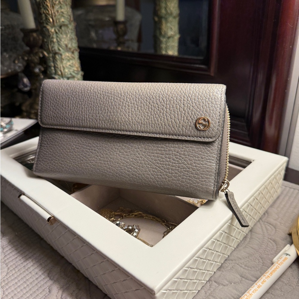 Gucci Gray Leather Wallet with Structured Design